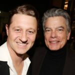 Veja a reunião de 'OC' de Peter Gallagher e Ben McKenzie na noite de abertura de Liberation na Broadway em Nova York