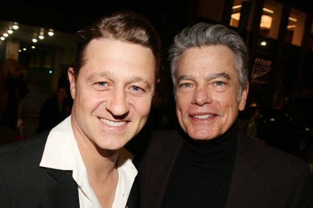 Veja a reunião de 'OC' de Peter Gallagher e Ben McKenzie na noite de abertura de Liberation na Broadway em Nova York

