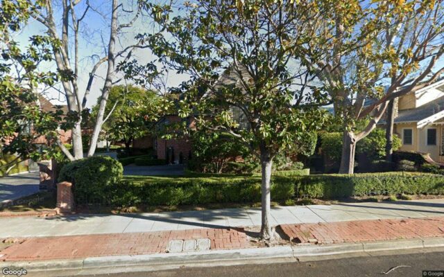 Venda fechada em Los Gatos: US$ 2,7 milhões para condomínio Avenida Monterey, 510 - Google Street View