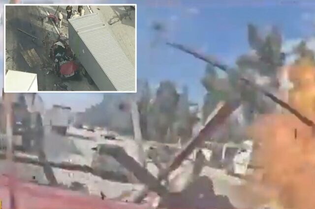 Vista aérea de uma cena de acidente de fogo envolvendo vários caminhões com destroços espalhados e uma pessoa com um colete laranja parada nas proximidades.