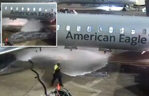 Vídeo selvagem mostra funcionário do aeroporto do Texas perdendo o controle da mangueira de combustível, vomitando líquido altamente inflamável por toda parte Um trabalhador de terra do Aeroporto Dallas Fort Worth perde o controle de uma mangueira de combustível, derramando combustível de aviação na pista perto de um avião American Eagle.