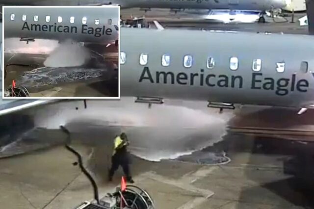 Um trabalhador de terra do Aeroporto Dallas Fort Worth perde o controle de uma mangueira de combustível, derramando combustível de aviação na pista perto de um avião American Eagle.