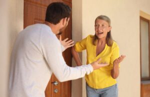 Vizinhos desafiam mamãe em vez de criança, reação apoiada: ‘Seja usado para isso’ Neighbors having argument outside a door.