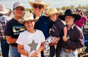 Voltando de uma crise de tosquia, Rhenice abriu sua loja de faroeste dos sonhos Voltando de uma crise de tosquia, Rhenice abriu sua loja de faroeste dos sonhos