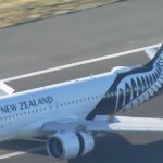 Um avião da Air New Zealand passando pela pista do Aeroporto de Sydney.