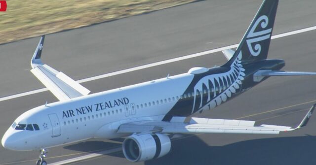 Um avião da Air New Zealand passando pela pista do Aeroporto de Sydney. 