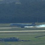 Um voo de Melbourne com destino a Cingapura está sendo desviado de volta ao aeroporto de Tullamarine depois que testemunhas descreveram tê-lo visto voando baixo e despejando combustível.