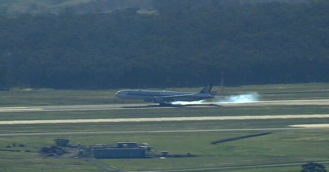 Voo da Singapore Airlines foi desviado de volta para o Um voo de Melbourne com destino a Cingapura está sendo desviado de volta ao aeroporto de Tullamarine depois que testemunhas descreveram tê-lo visto voando baixo e despejando combustível.