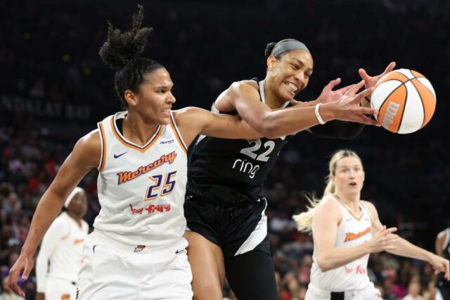 A'ja Wilson #22 do Las Vegas Aces atira a bola contra Alyssa Thomas #25 do Phoenix Mercury.