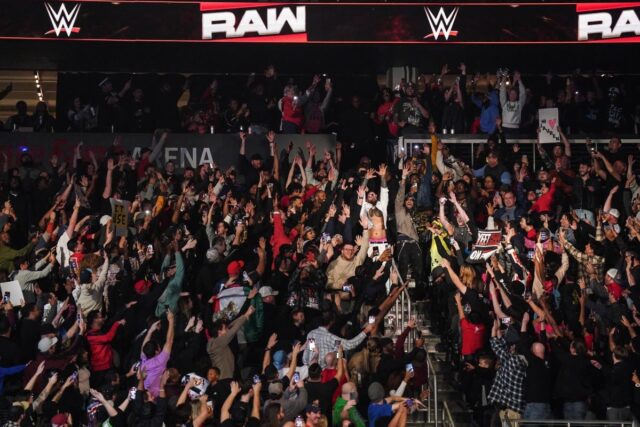 WWE Secret Guy Teasers pode significar lançamento surpreendente do Raw wwe fans react during live raw show