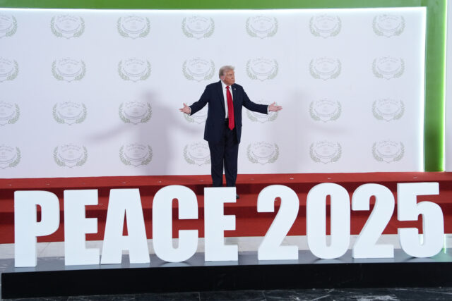 O presidente Donald Trump posa para uma foto com o primeiro-ministro de Israel, Benjamin Netanyahu, antes de embarcar no Força Aérea Um no Aeroporto Internacional Ben Gurion, segunda-feira, 13 de outubro de 2025, perto de Tel Aviv, enquanto o presidente de Israel, Isaac Herzog, à esquerda, observa. (Foto AP/Evan Vucci)
