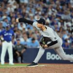 Luke Weaver lança durante o jogo Yankees-Blue Jays em 5 de outubro de 2025.