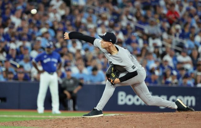Luke Weaver lança durante o jogo Yankees-Blue Jays em 5 de outubro de 2025. 