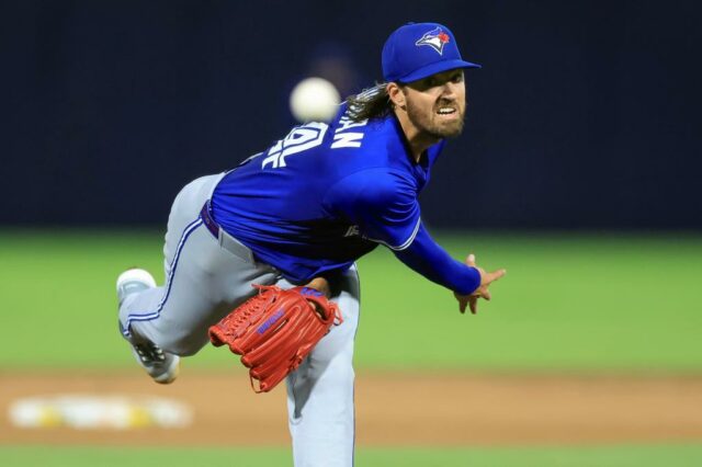 O arremessador de Toronto Blue Jays Kevin Gausman em campo.
