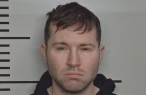 YouTuber ‘Sr. Calças artesanais supostamente apreendidas por pornografia infantil senhor-astuto-calças-mug-shot-Louisville-Metro-Department-of-Corrections-1