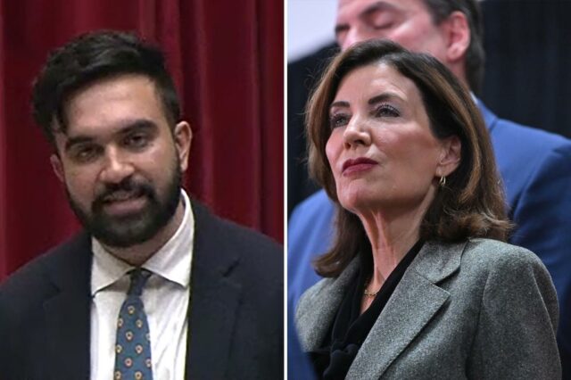Zohran Mamdani falando em um pódio com Kathy Hochul olhando, sob uma faixa que diz 