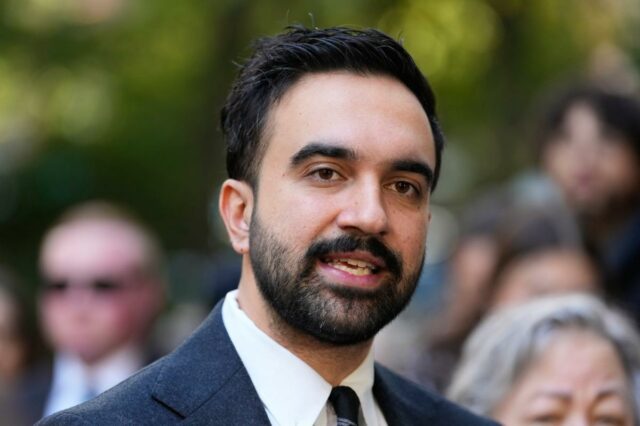 Zohran Mamdani enfrenta encaminhamentos criminais ao DOJ por supostas doações O candidato a prefeito de Nova York, Zohran Mamdai, fala com os repórteres.