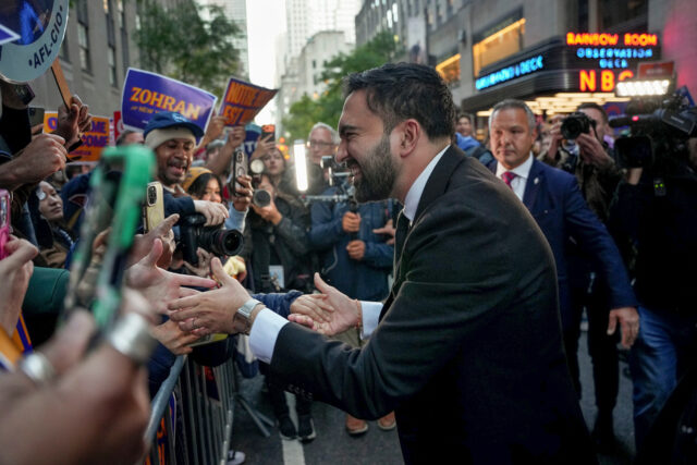 Zohran Mamdani finalmente consegue o apoio do principal democrata da O líder da minoria na Câmara, Hakeem Jeffries, DN.Y., responde aos repórteres durante sua entrevista coletiva semanal no Capitólio em Washington, sexta-feira, 6 de dezembro de 2024. (AP Photo/J. Scott Applewhite)
