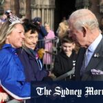 O Rei Charles encontra-se com o público após sua visita à Catedral de Lichfield na segunda-feira.