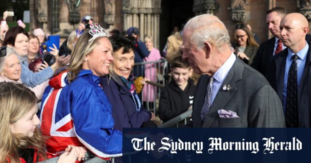 — Há quanto tempo você sabe? King questionou o príncipe O Rei Charles encontra-se com o público após sua visita à Catedral de Lichfield na segunda-feira.