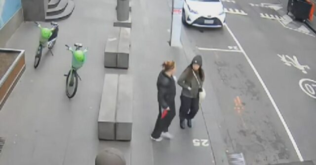Uma captura da filmagem CCTV de um ataque aleatório de esfaqueamento no CBD de Melbourne em outubro