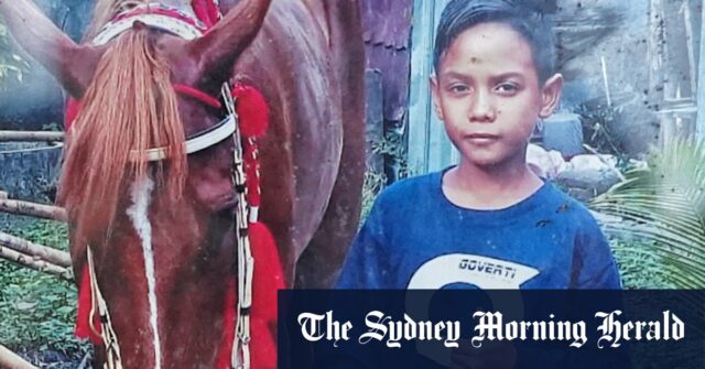 O jóquei infantil Arjun Bimantara tinha 12 anos e morreu após uma queda em 2023.