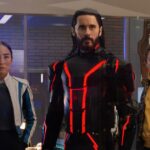 ‘Tron: Ares’ tem design radiante, porém sua narração não calcula