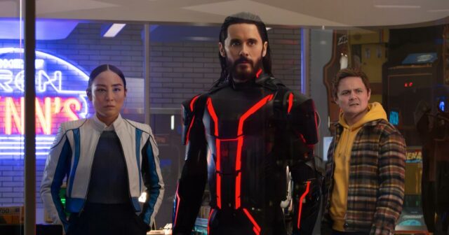 ‘Tron: Ares’ tem design radiante, porém sua narração não calcula 


