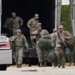 O secretário de Defesa Pete Hegseth fala com líderes militares seniores na Base do Corpo de Fuzileiros Navais de Quantico, terça-feira, 30 de setembro de 2025 em Quantico, Virgínia.