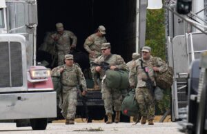 ‘Tropas gordas’ consideradas indignas de patrulhar a ‘cidade mais perigosa’ do mundo O secretário de Defesa Pete Hegseth fala com líderes militares seniores na Base do Corpo de Fuzileiros Navais de Quantico, terça-feira, 30 de setembro de 2025 em Quantico, Virgínia.