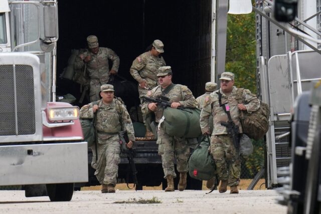 O secretário de Defesa Pete Hegseth fala com líderes militares seniores na Base do Corpo de Fuzileiros Navais de Quantico, terça-feira, 30 de setembro de 2025 em Quantico, Virgínia.
