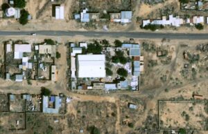 ‘Um campo de extermínio’: centenas de assassinados no hospital em massacre horrível Esta imagem de satélite tirada pelo Airbus DS mostra objetos no solo de um antigo hospital infantil que está nas mãos das Forças de Apoio Rápido há algum tempo em el-Fasher, Sudão, terça-feira, 28 de outubro de 2025.