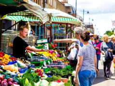 10 maravilhosos mercados britânicos que poderão em breve ser perdidos Anthony Leung e seu pai, Tony, no mercado Billingsgate em Poplar, Londres