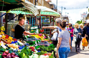 10 maravilhosos mercados britânicos que poderão em breve ser perdidos Anthony Leung e seu pai, Tony, no mercado Billingsgate em Poplar, Londres