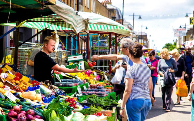 Anthony Leung e seu pai, Tony, no mercado Billingsgate em Poplar, Londres