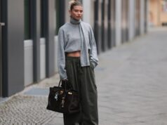 11 suéteres cortados que alongam visualmente as armações pequenas HAMBURGO, ALEMANHA - 19 DE SETEMBRO: Aylin K√∂nig é vista vestindo um suéter de malha solto e grosso, sem mangas, com zíper em um tom bege suave, gola larga e caimento descontraído; jeans azul claro com perna reta e corte levemente largo; sandálias de salto com tiras nude; uma bolsa clutch estilo tecido bege com textura acolchoada; pulseiras de ouro empilhadas da Cartier; um relógio com pulseira metálica e mostrador branco da Cartier; anéis detalhados em ouro; brincos de ouro da coleção Tiffany & Co HardWear; óculos de sol retangulares pretos; seu cabelo escuro está preso em um coque baixo e elegante em 19 de setembro de 2025 em Hamburgo, Alemanha. (Foto de Moritz Scholz/Getty Images)