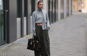 11 suéteres cortados que alongam visualmente as armações pequenas HAMBURGO, ALEMANHA - 19 DE SETEMBRO: Aylin K√∂nig é vista vestindo um suéter de malha solto e grosso, sem mangas, com zíper em um tom bege suave, gola larga e caimento descontraído; jeans azul claro com perna reta e corte levemente largo; sandálias de salto com tiras nude; uma bolsa clutch estilo tecido bege com textura acolchoada; pulseiras de ouro empilhadas da Cartier; um relógio com pulseira metálica e mostrador branco da Cartier; anéis detalhados em ouro; brincos de ouro da coleção Tiffany & Co HardWear; óculos de sol retangulares pretos; seu cabelo escuro está preso em um coque baixo e elegante em 19 de setembro de 2025 em Hamburgo, Alemanha. (Foto de Moritz Scholz/Getty Images)