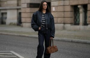 13 calças emagrecedoras de pernas largas que parecem chiques, a partir de US$ 14 PARIS, FRANÇA - 16 DE MAIO: Natalia Verza @mascarada.paris usa um boné de couro preto, uma jaqueta blazer oversized de linho bege da Aeron, uma camiseta branca cortada, calça jeans branca rasgada, uma bolsa Prada Cleo branca, sapatos de salto alto pontiagudos da Louboutin, em 16 de maio de 2021 em Paris, França. (Foto de Edward Berthelot/Getty Images)