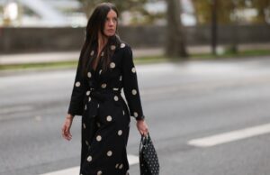 14 vestidos envolventes lisonjeiros que se ajustam conforme você se move – a partir de US $ 10 Gili Biegun usa calças compridas creme de seda e top combinando com detalhes no pescoço da Aeron, bolsa quadrada de couro preta da Aeron, luvas longas de couro preto, casaco de pele sintética extra grande e salto Saint Laurent em 03 de dezembro de 2024 em Copenhague, Dinamarca.