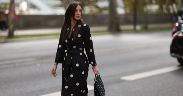 Gili Biegun usa calças compridas creme de seda e top combinando com detalhes no pescoço da Aeron, bolsa quadrada de couro preta da Aeron, luvas longas de couro preto, casaco de pele sintética extra grande e salto Saint Laurent em 03 de dezembro de 2024 em Copenhague, Dinamarca.