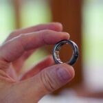 Uma pessoa usando o Oura Ring 4 Ceramic