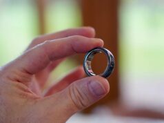 1.400 horas depois e meu Oura Ring 4 Ceramic ainda parece novo, e é uma grande vitória Uma pessoa usando o Oura Ring 4 Ceramic