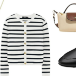 Elise Soho usando sandálias bege Birkenstock, duas peças bege Joseph, casaco bege Nanushka, mini bolsa azul para bebê Loewe em 30 de agosto de 2021 em Hamburgo, Alemanha.