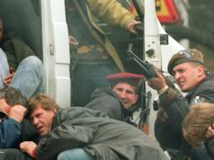 Estrangeiros ricos ‘pagaram safaris de fim de semana para matar civis’ durante o cerco de Sarajevo O líder sérvio-bósnio Radovan Karadzic (à esquerda) e o comandante militar Ratko Mladic.