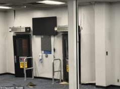 18 passageiros feridos no aeroporto de Dulles quando veículo de transporte bate no cais O interior do Saguão D do Aeroporto Internacional de Dulles depois de ter sido atingido por um transportador de pessoas na noite de segunda-feira
