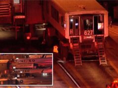 18 pessoas hospitalizadas após queda de lounge móvel no Aeroporto Internacional Washington Dulles Vista aérea noturna de vários aviões da United Airlines em uma pista com veículos de emergência e luzes piscando, acompanhada por um banner de notícias