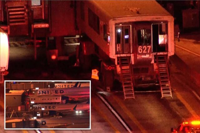 Vista aérea noturna de vários aviões da United Airlines em uma pista com veículos de emergência e luzes piscando, acompanhada por um banner de notícias 