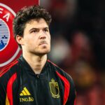 O goleiro Senne Lammens, da Bélgica, observa e sopra framboesas durante a partida das eliminatórias da Copa do Mundo FIFA 2026 entre Bélgica e Liechtenstein, no Stade Maurice Dufrasne, em 18 de novembro de 2025