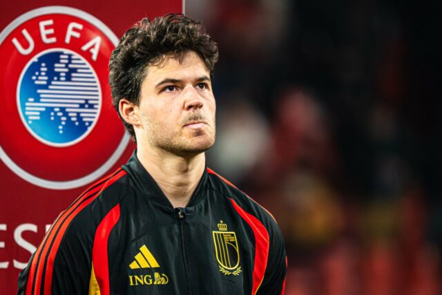 O goleiro Senne Lammens, da Bélgica, observa e sopra framboesas durante a partida das eliminatórias da Copa do Mundo FIFA 2026 entre Bélgica e Liechtenstein, no Stade Maurice Dufrasne, em 18 de novembro de 2025