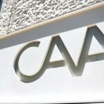 O logotipo da Creative Artists Agency (CAA) é exibido fora de sua sede (Crédito: Mario Tama/Getty Images)